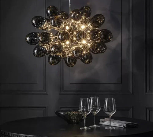 Nowoczesne lampy wiszące z artystycznymi szklanymi kloszami.