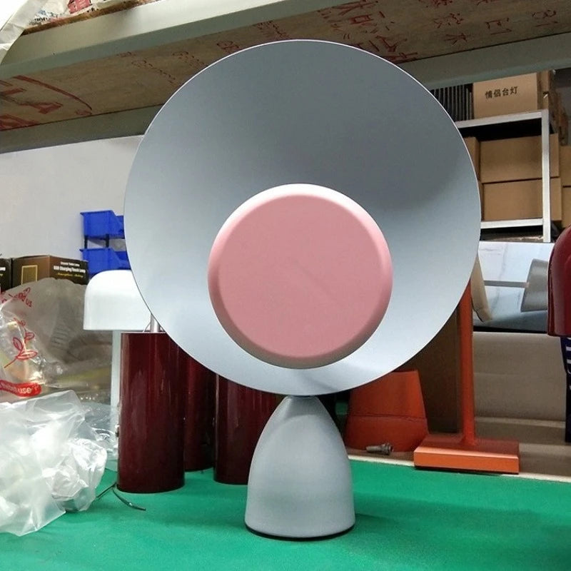 Lampy dekoracyjne w nowoczesnym stylu z dużą okrągłą czaszą i elegancką podstawą