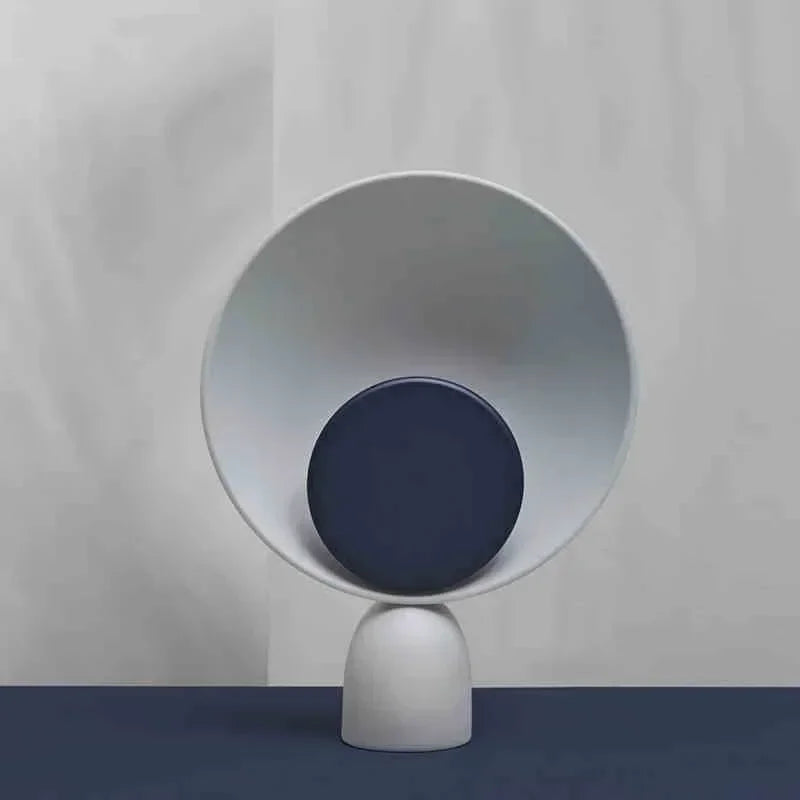 Nowoczesna lampa dekoracyjna xiuxiu z asymetrycznym designem w białych i niebieskich kolorach