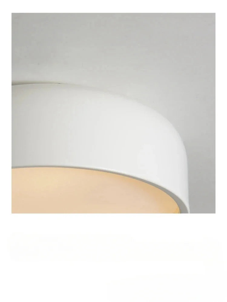 Nowoczesny biały plafon do oświetlenia wnętrz od Smithfield, wzór zbliżony do czarnego plafonu