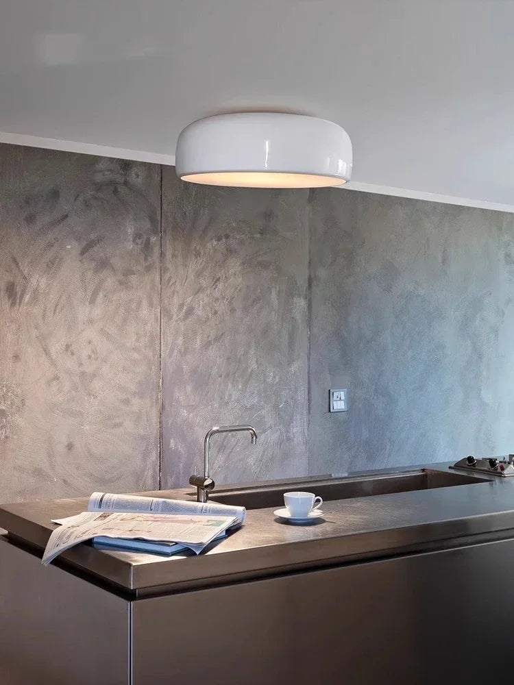 Smithfield nowoczesny czarny plafon zamontowany w minimalistycznej kuchni nad blatem