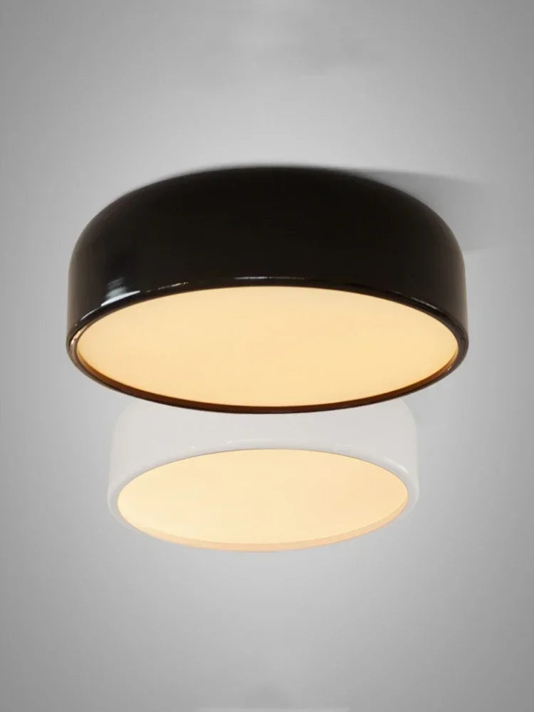 Smithfield czarny plafon sufitowy o nowoczesnym, minimalistycznym designie z jasnym światłem