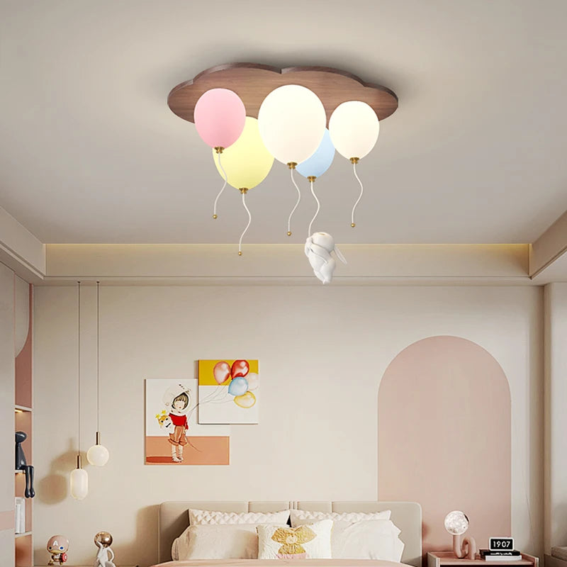 Dekoracyjna lampa dla dzieci MAVELUX w kształcie balonów zawieszona na suficie w pokoju dziecięcym