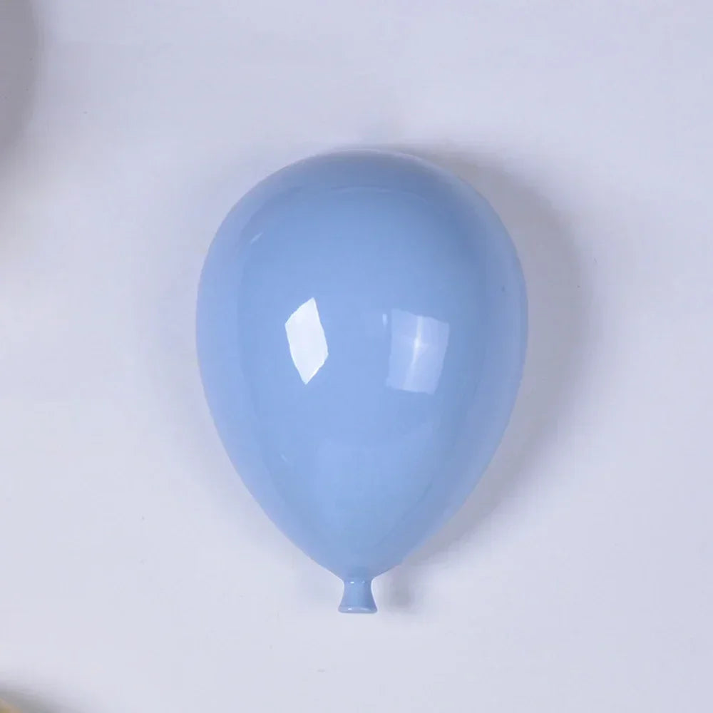 Niebieska dekoracyjna lampa balon w kształcie balonika idealna jako dekoracyjne lampy dla dzieci