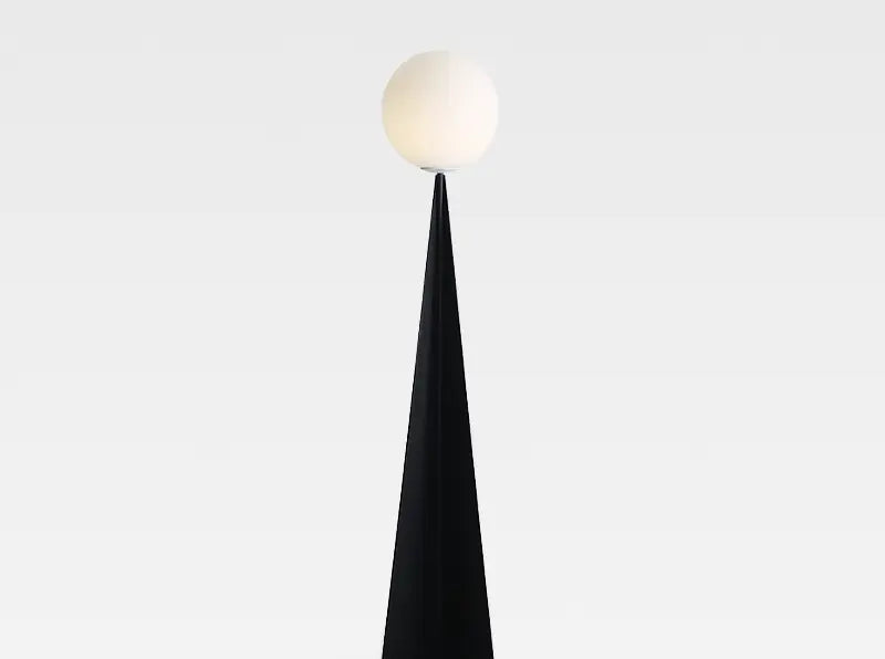 Nowoczesna lampa podłogowa z białym kloszem na czarnej smukłej podstawie designerskie oświetlenie salonu
