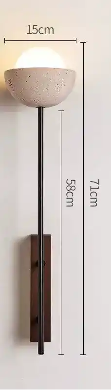Nowoczesny kinkiet z kulistym kloszem i prostą czarną podstawą o wysokości 71 cm