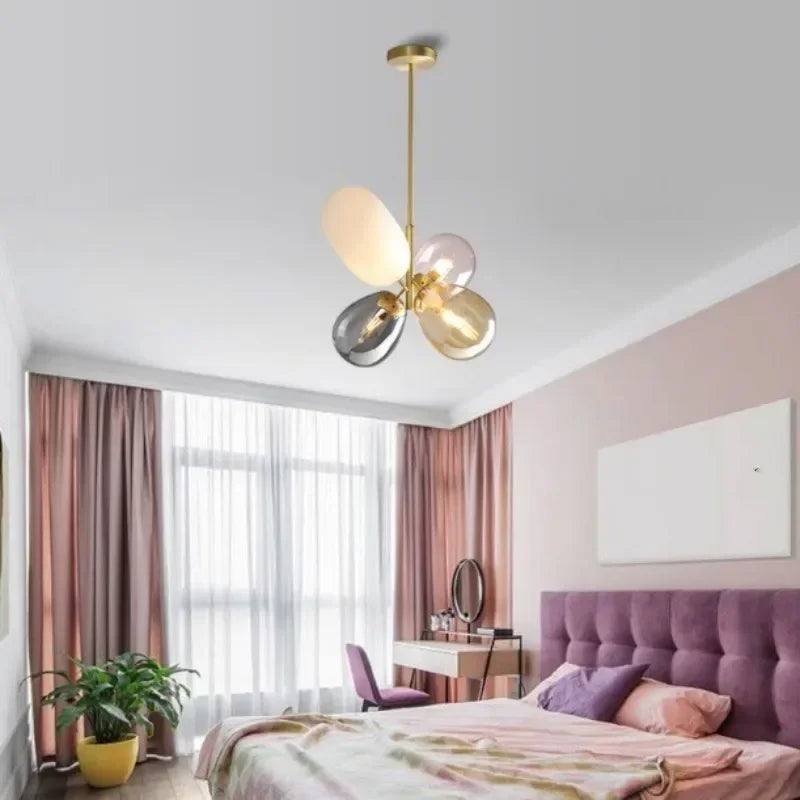 Kolorowa lampa SANDYHA z czterema szklanymi abażurami w nowoczesnej sypialni z fioletowym wezgłowiem