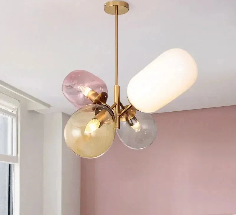 Kolorowa lampa wisząca SANDYHA z przezroczystymi i mlecznymi kloszami w różnych kształtach