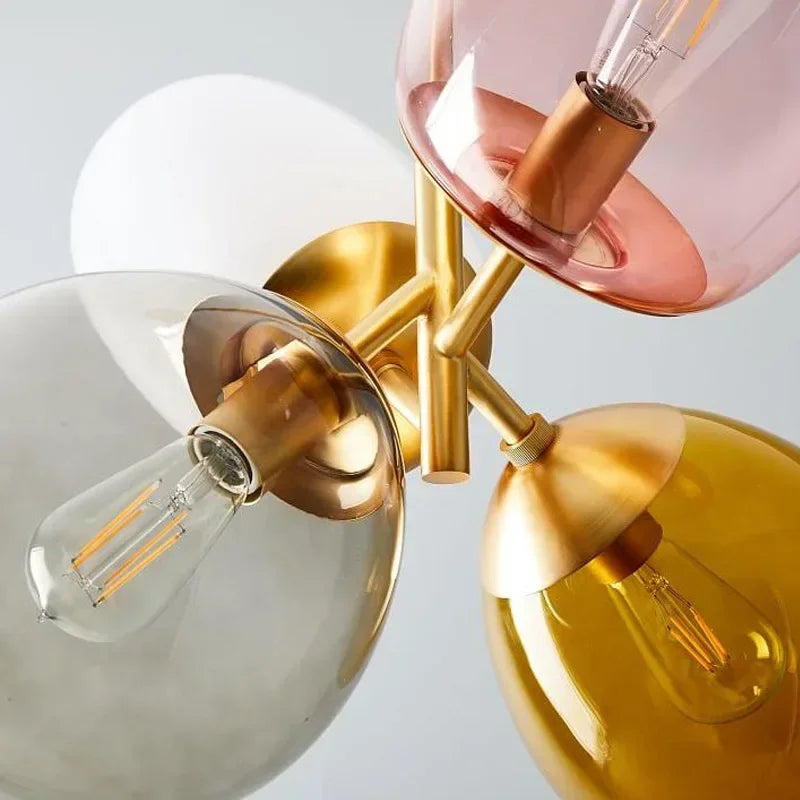 Kolorowa lampa SANDYHA z przezroczystymi szklanymi kloszami i złotymi elementami metalowymi