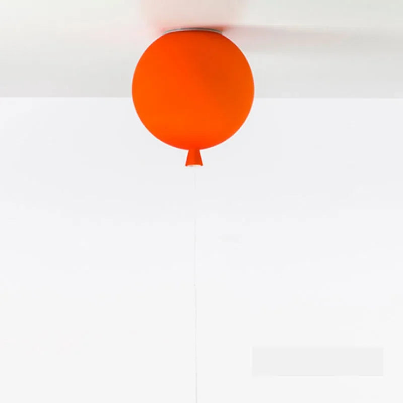 Kolorowa lampa balonowa w kształcie pomarańczowego balonu przymocowana do sufitu