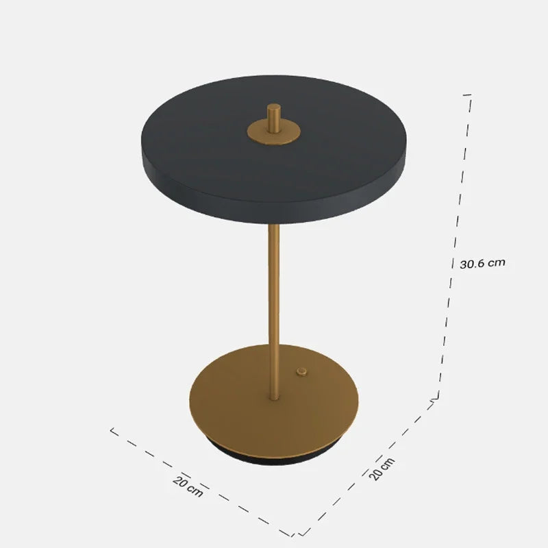 Lampa biurkowa Vaapuu w kolorze czarno-złotym o nowoczesnym designie i wymiarach 30,6 na 20 cm