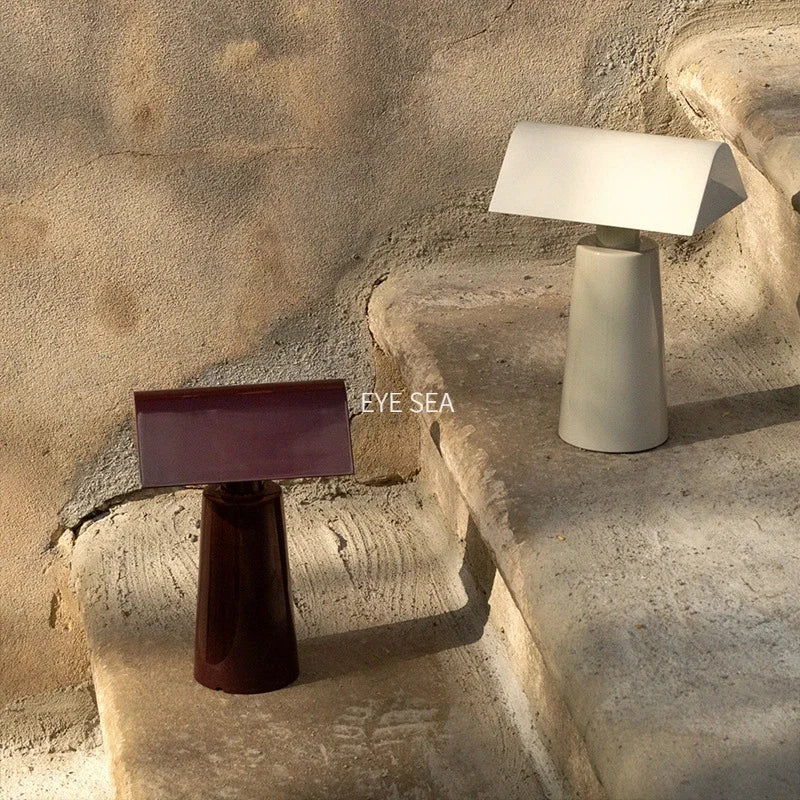 Lampa do biura JIANKEXING w dwóch kolorach biały i brązowy na kamiennych schodach