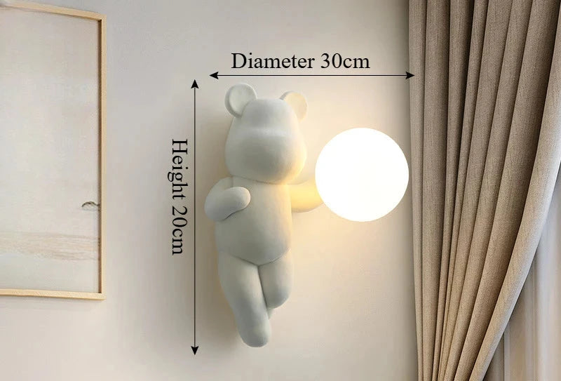 Lampa miś ścienna o wysokości 20 cm i średnicy 30 cm z białą kulistą żarówką