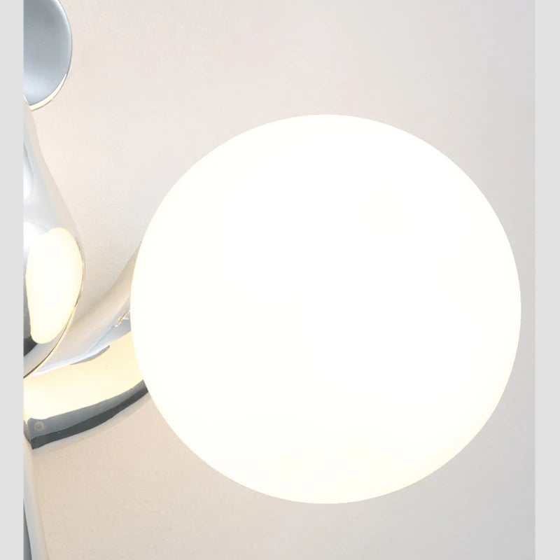 Lampa miś SANDYHA z okrągłym białym kloszem na metalowym chromowanym uchwycie