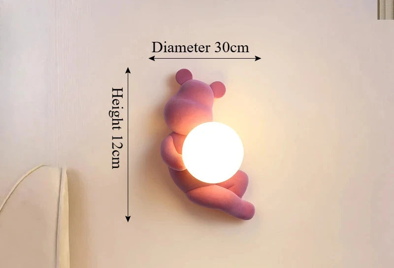 SANDYHA lampa miś ścienna różowa z kulistym źródłem światła o średnicy 30 cm i wysokości 12 cm