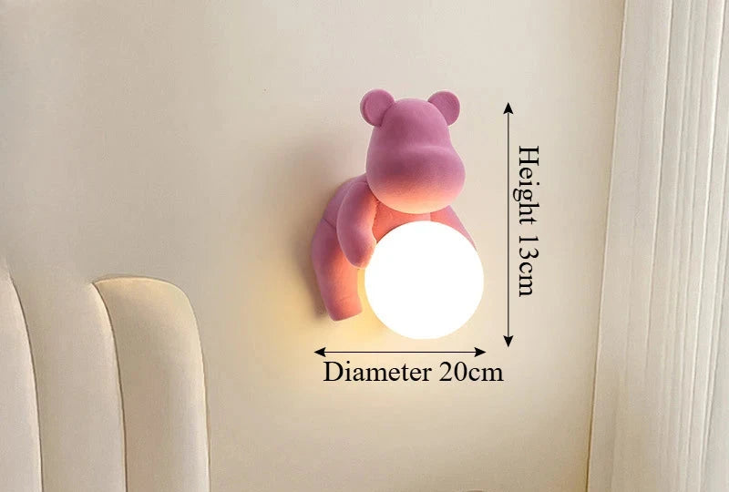 Różowa lampa miś od SANDYHA o wysokości 13 cm i średnicy 20 cm, dekoracyjna do pokoju dziecięcego