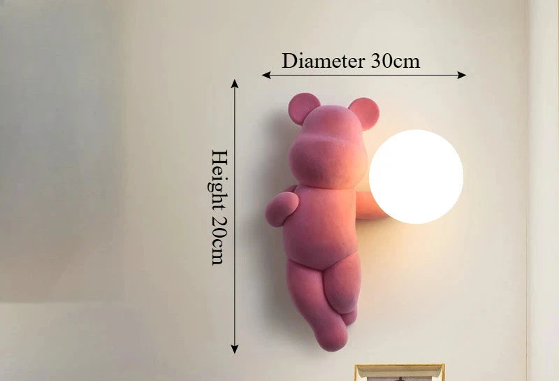 Różowa lampa miś ścienna o wymiarach 30 cm średnicy i 20 cm wysokości, idealna do pokoju dziecięcego