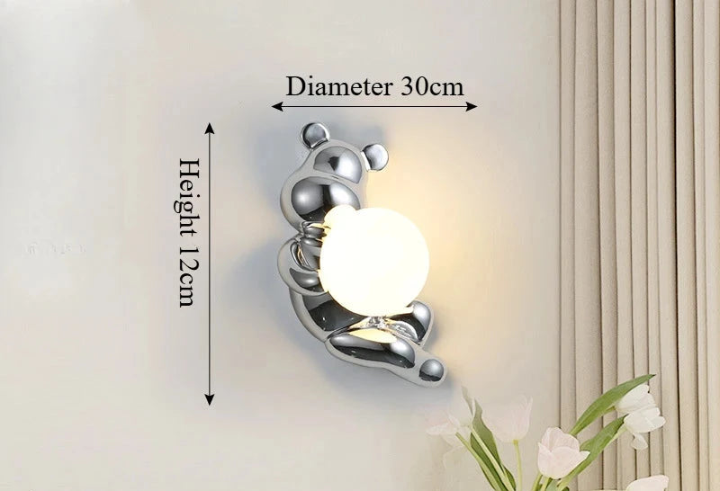 Lampa miś SANDYHA chromowana naścienna z okrągłym kloszem o średnicy 30 cm do dekoracji wnętrz