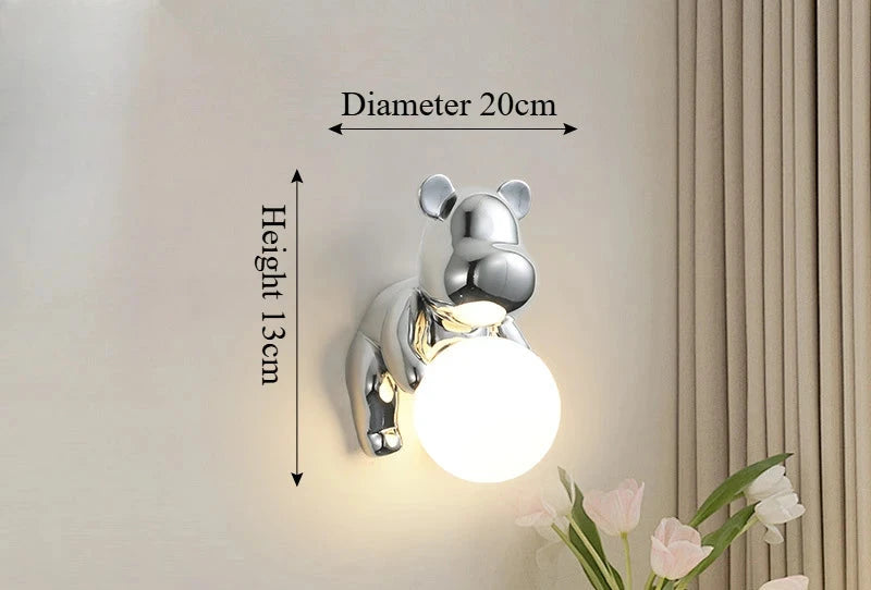 Lampa miś ścienna SANDYHA srebrna z kulistym kloszem o wysokości 13 cm i średnicy 20 cm