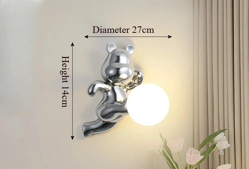 Lampa miś SANDYHA ścienna w kształcie srebrnego misia z kulistym światłem o średnicy 27 cm