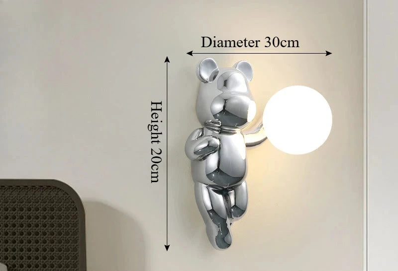 Lampa miś srebrna ścienna od SANDYHA z kulistym źródłem światła o średnicy 30 cm