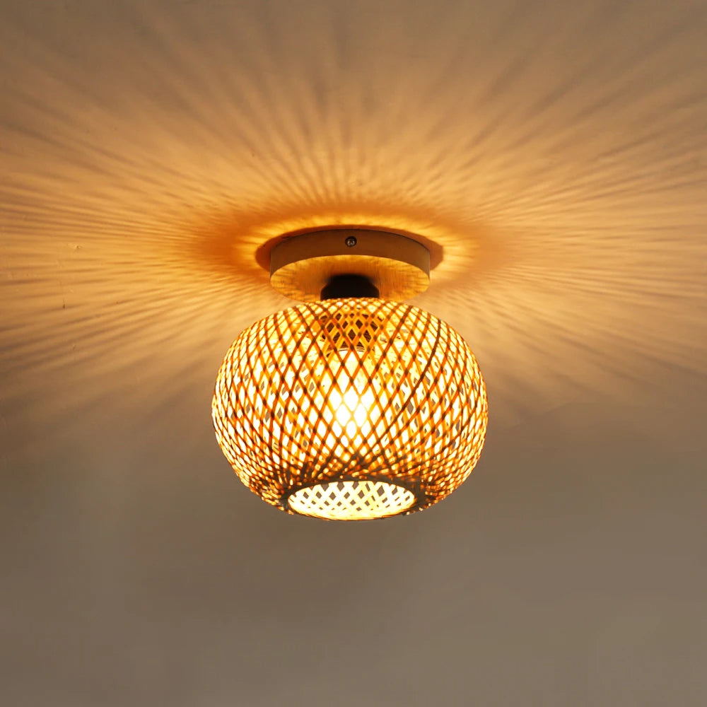 Uniwersalna lampa sufitowa z ażurowym kloszem tworzącym efektowny wzór światła