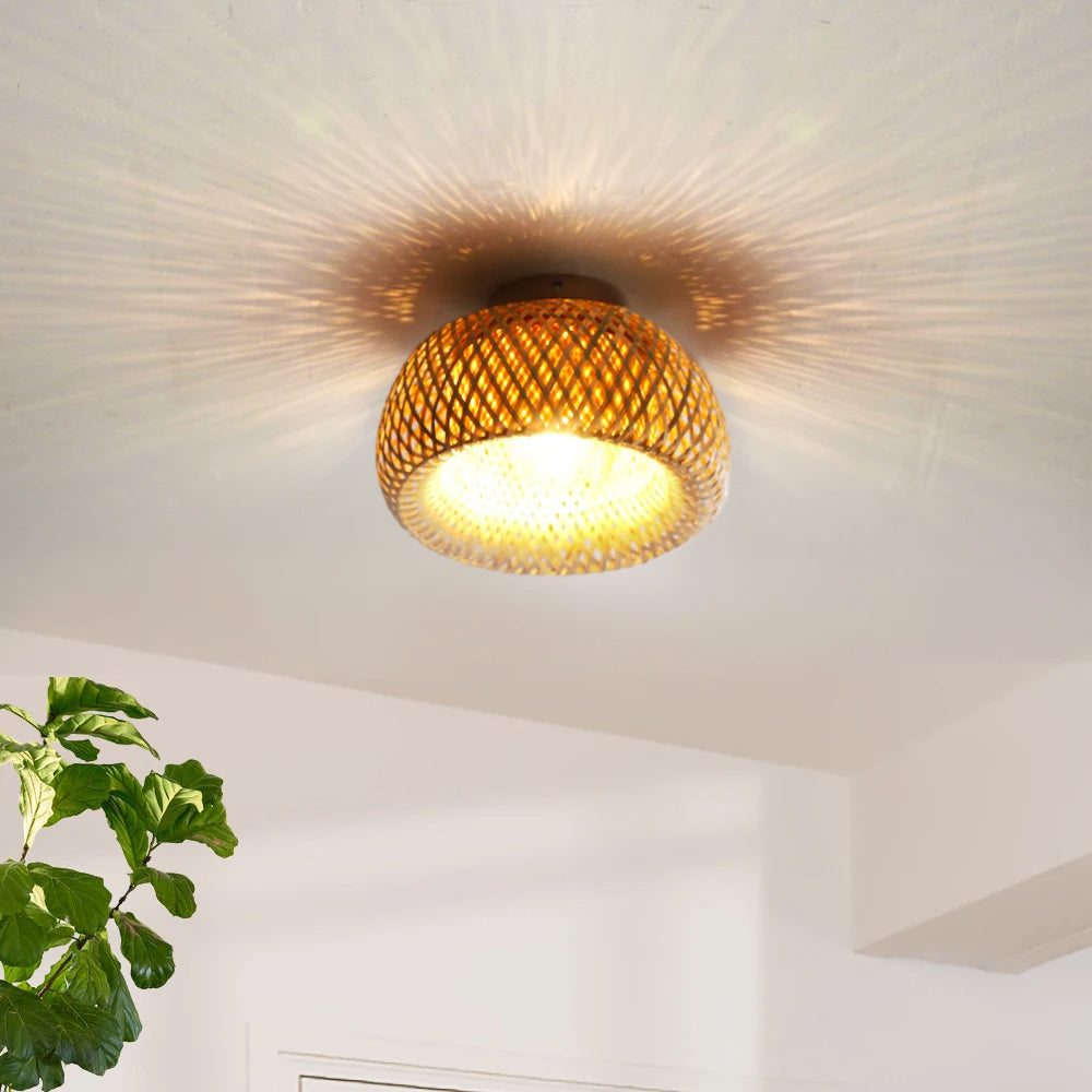 Uniwersalny lampa sufitowa z plecionym kloszem tworząca dekoracyjne światło na suficie