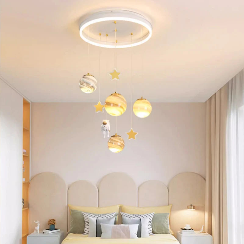 Nowoczesna lampa z planetami dla dzieci firmy JAYGIY LIGHT wisząca nad łóżkiem w pokoju dziecięcym