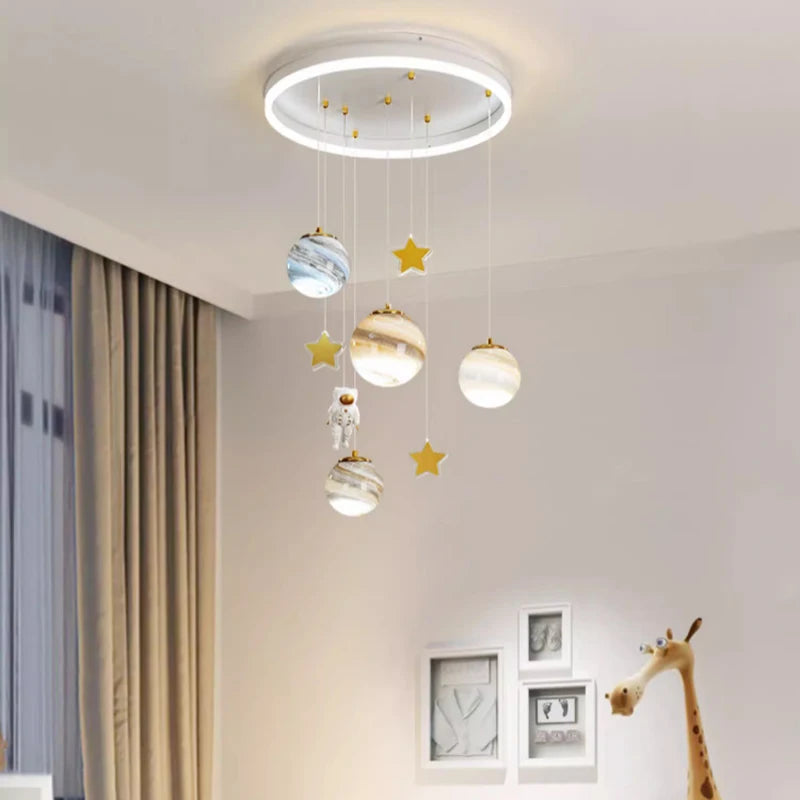 Nowoczesna lampa z planetami dla dzieci od JAYGIY LIGHT z wiszącymi planetami i gwiazdami