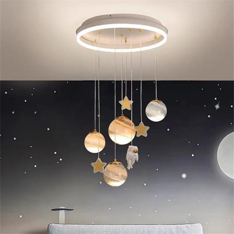 Nowoczesna lampa z planetami dla dzieci firmy JAYGIY LIGHT z zawieszkami planet i astronauty