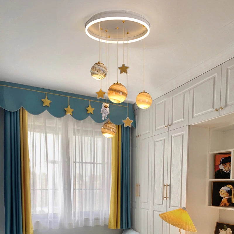 Nowoczesna lampa z planetami dla dzieci od JAYGIY LIGHT z gwiazdami i astronautą wisząca sufitowa