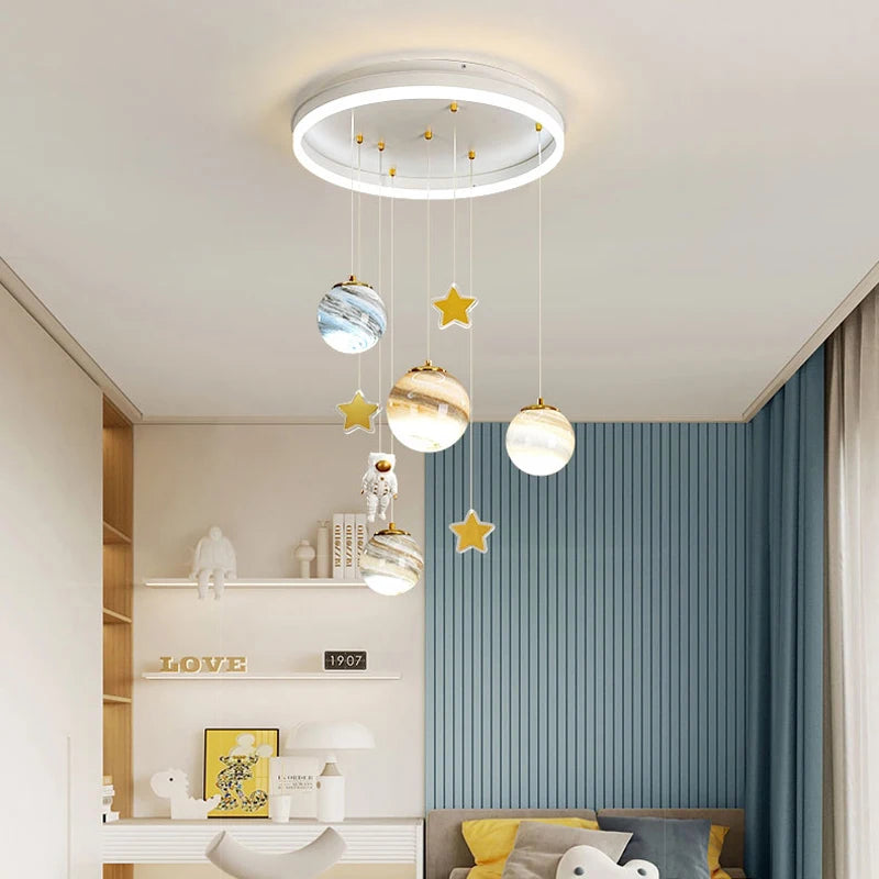 JAYGIY LIGHT nowoczesna lampa z planetami dla dzieci z wiszącymi kulami i gwiazdkami do pokoju dziecka