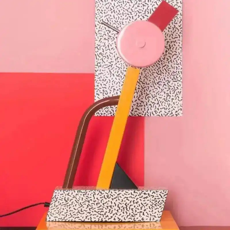 Kolorowa lampa biurkowa KRKR z geometrycznym wzorem i nowoczesnym designem na drewnianym biurku