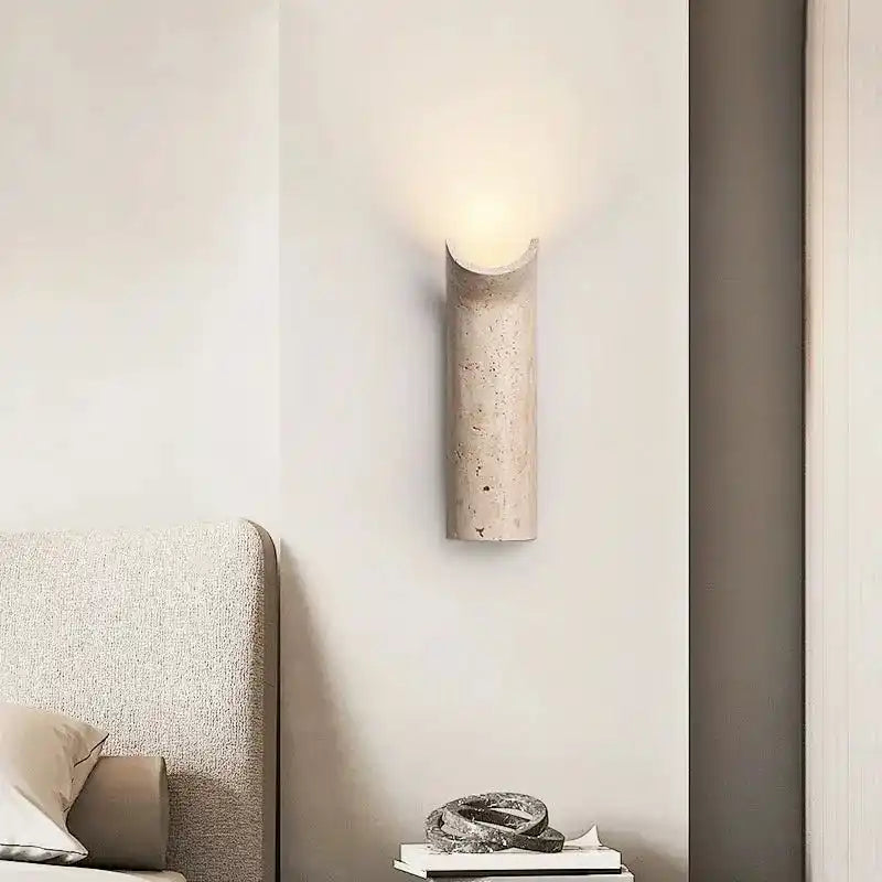 Nowoczesne lampy ścienne w beżowym kolorze montowane przy łóżku w minimalistycznej sypialni