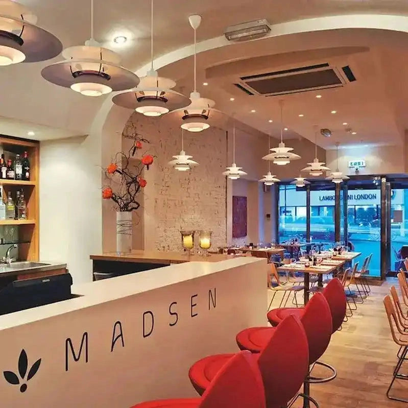 Nowoczesne lampy wiszące zhiwudeng w stylowej restauracji z czerwonymi krzesłami i jasnym wnętrzem