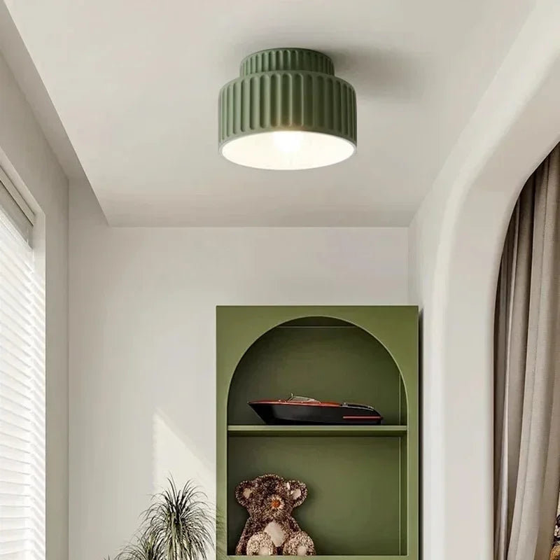 Xiaomi plafon sufitowy w zielonym karbowanym designie nad regałem z pluszowym misiem w pokoju
