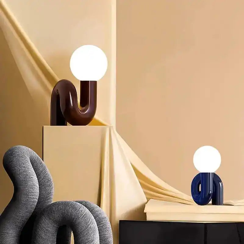Nowoczesna lampa biurkowa OUIO z białą kulistą żarówką i elegancką kolorową podstawą