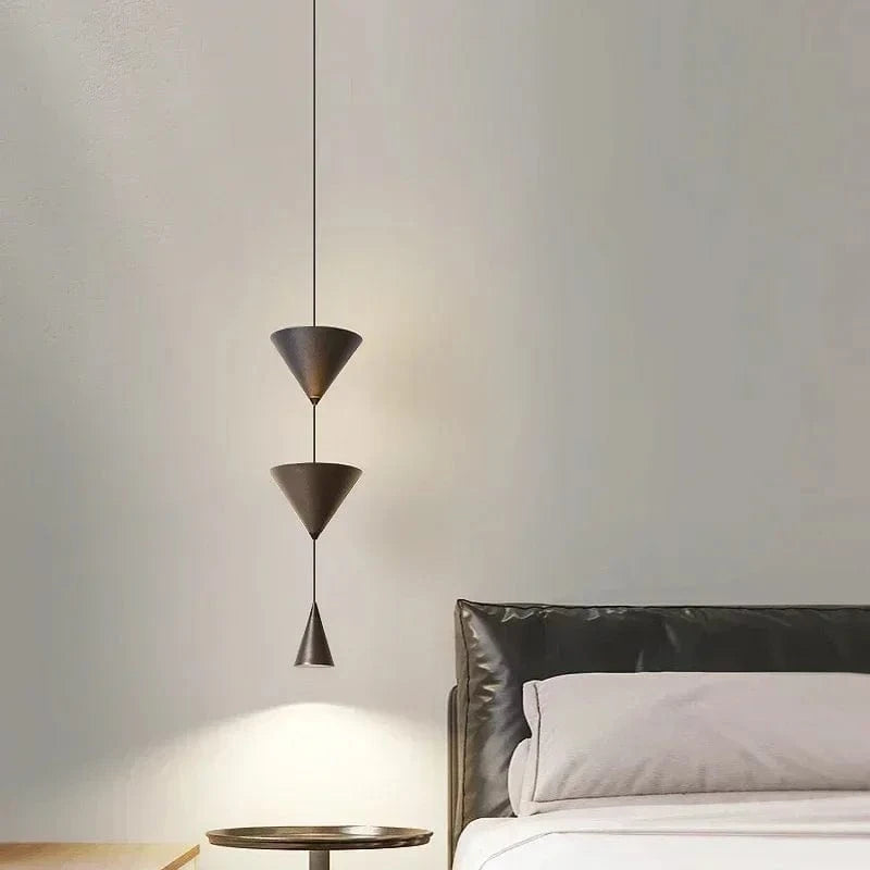 Nowoczesna lampa do salonu TAONUANSHU z trzema stożkowymi kloszami wisząca nad stolikiem obok sofy