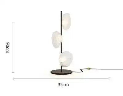 Nowoczesna lampa stojąca z trzema szklanymi kloszami i czarną metalową podstawą