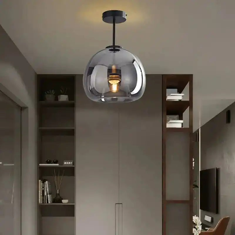 Nowoczesna lampa sufitowa ze szklanym kloszem i czarnym mocowaniem w nowoczesnym wnętrzu
