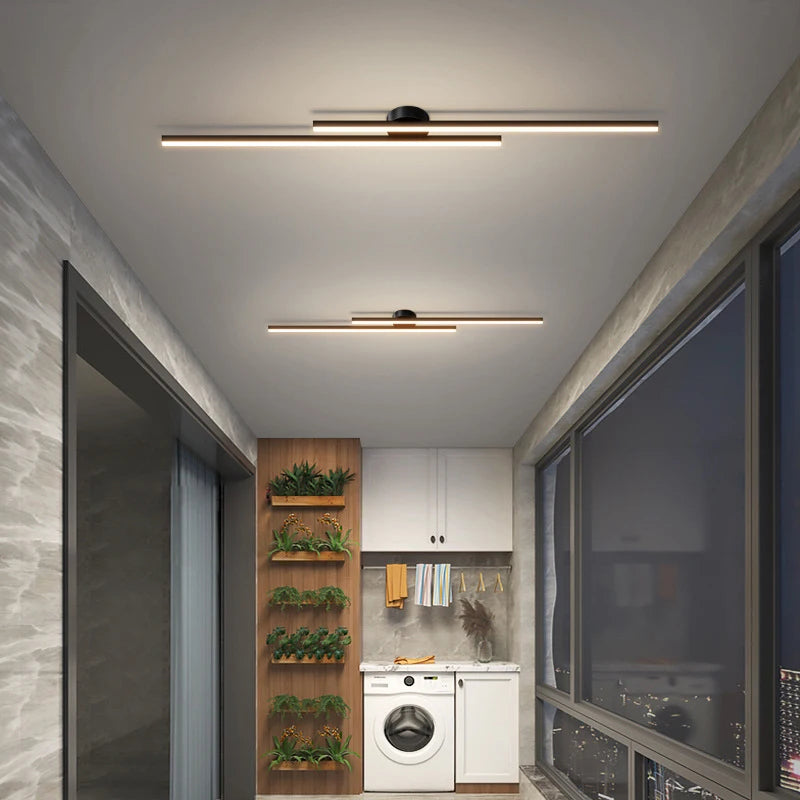 Nowoczesna lampa sufitowa WLGNM w wąskim pomieszczeniu z pralką i dużym oknem