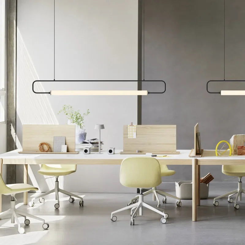 Nowoczesna lampa wisząca TAONUANSHU nad białym biurkiem w jasnym, eleganckim biurze