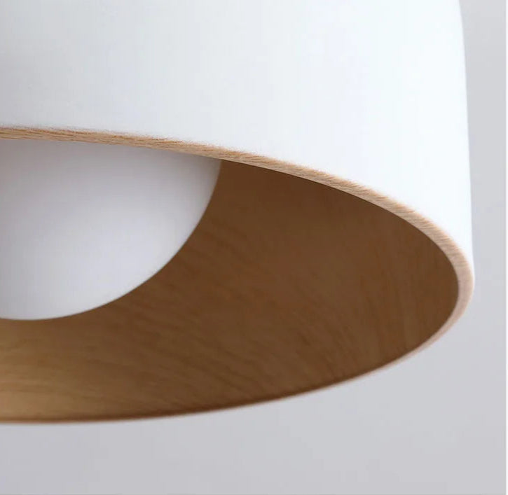 Nowoczesny plafon barcato z białym abażurem i drewnianym wnętrzem idealny do nowoczesnych wnętrz