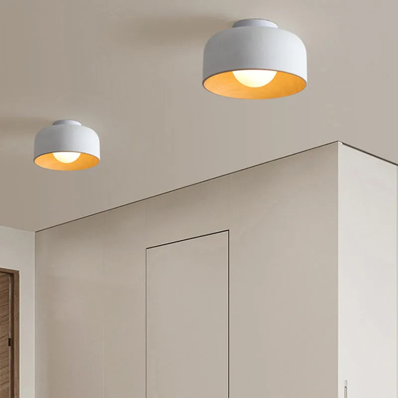 Nowoczesny plafon Barcato w białym kolorze zamontowany na suficie w minimalistycznym wnętrzu