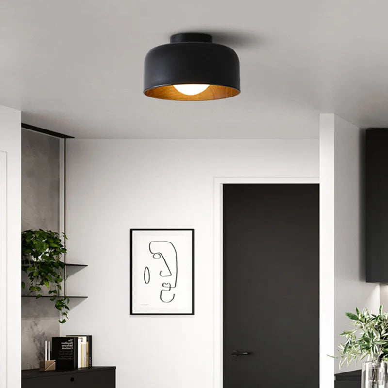 Nowoczesny plafon Barcato czarny z drewnianym wykończeniem na suficie w minimalistycznym wnętrzu