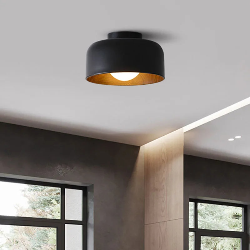 Nowoczesny plafon barcato czarny z drewnianym wnętrzem zamontowany na suficie w salonie