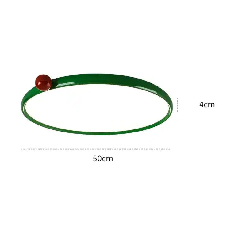 Zielone oświetlenie LED do salonu o średnicy 50 cm z czerwoną dekoracyjną kulką