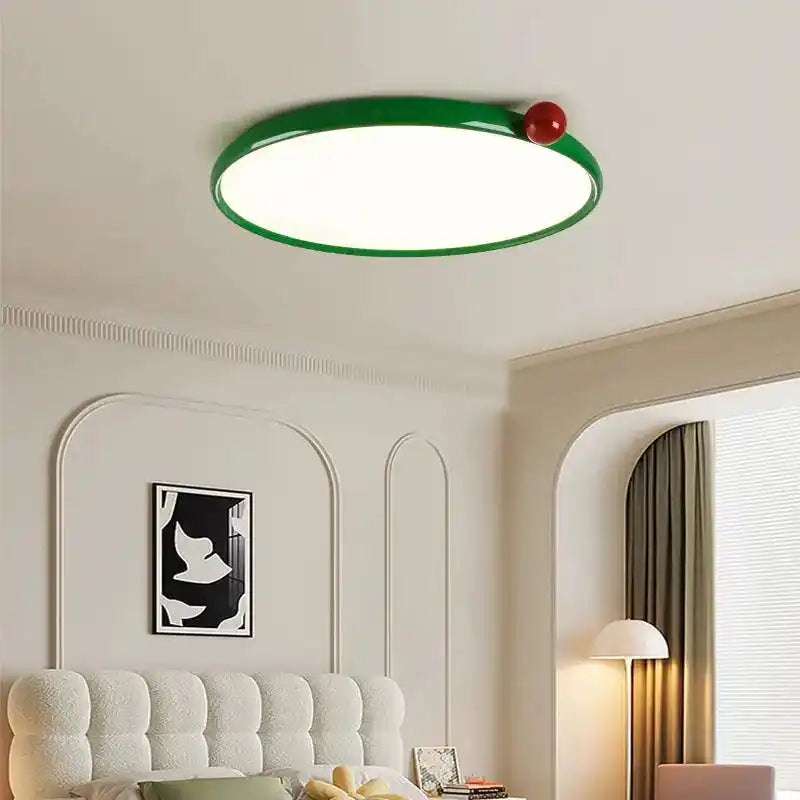 Nowoczesne oświetlenie LED do salonu z zieloną ramką i czerwonym elementem sufitowym