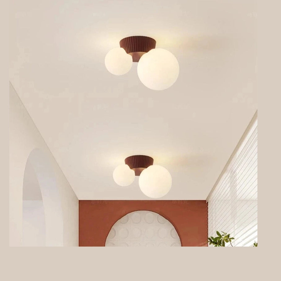 Plafon sufitowy Winfordo z dwoma kulistymi szklanymi kloszami i brązową podstawą