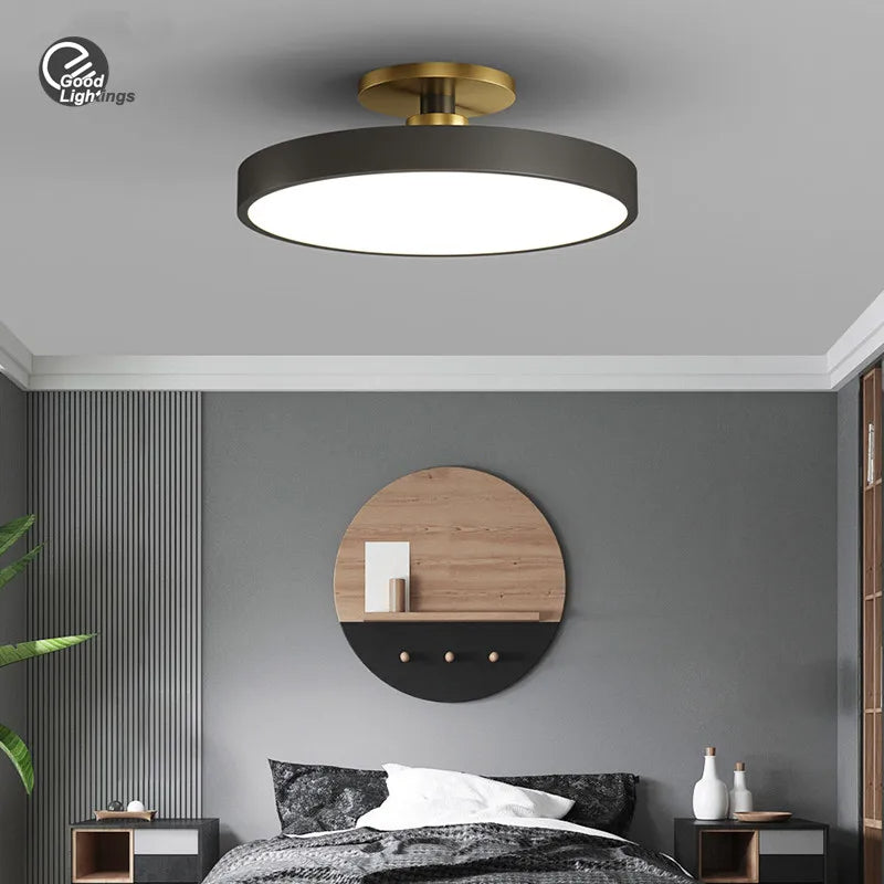 Nowoczesny plafon sufitowy Sanoni z czarnym pierścieniem i złotym mocowaniem w sypialni